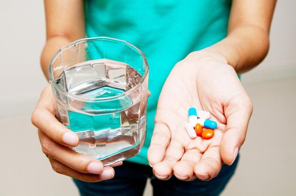 Unha nena toma medicamentos para eliminar os papilomas